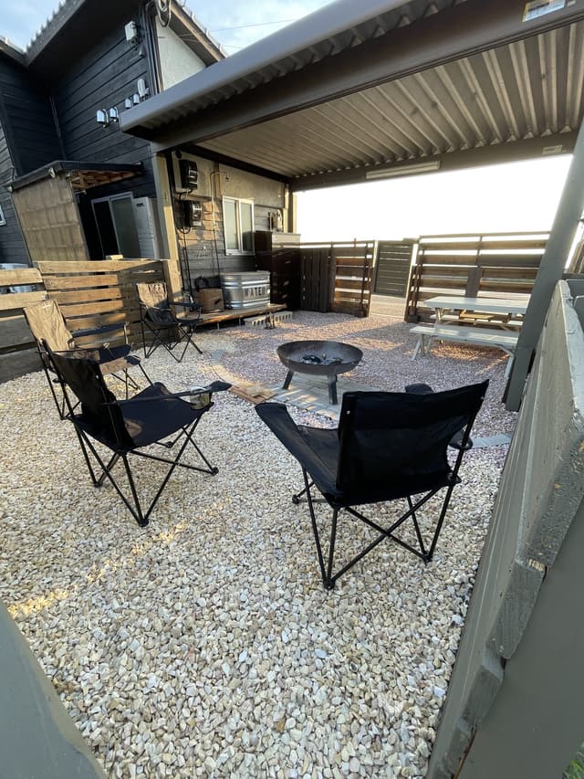 附屋頂的BBQ空間與營火台