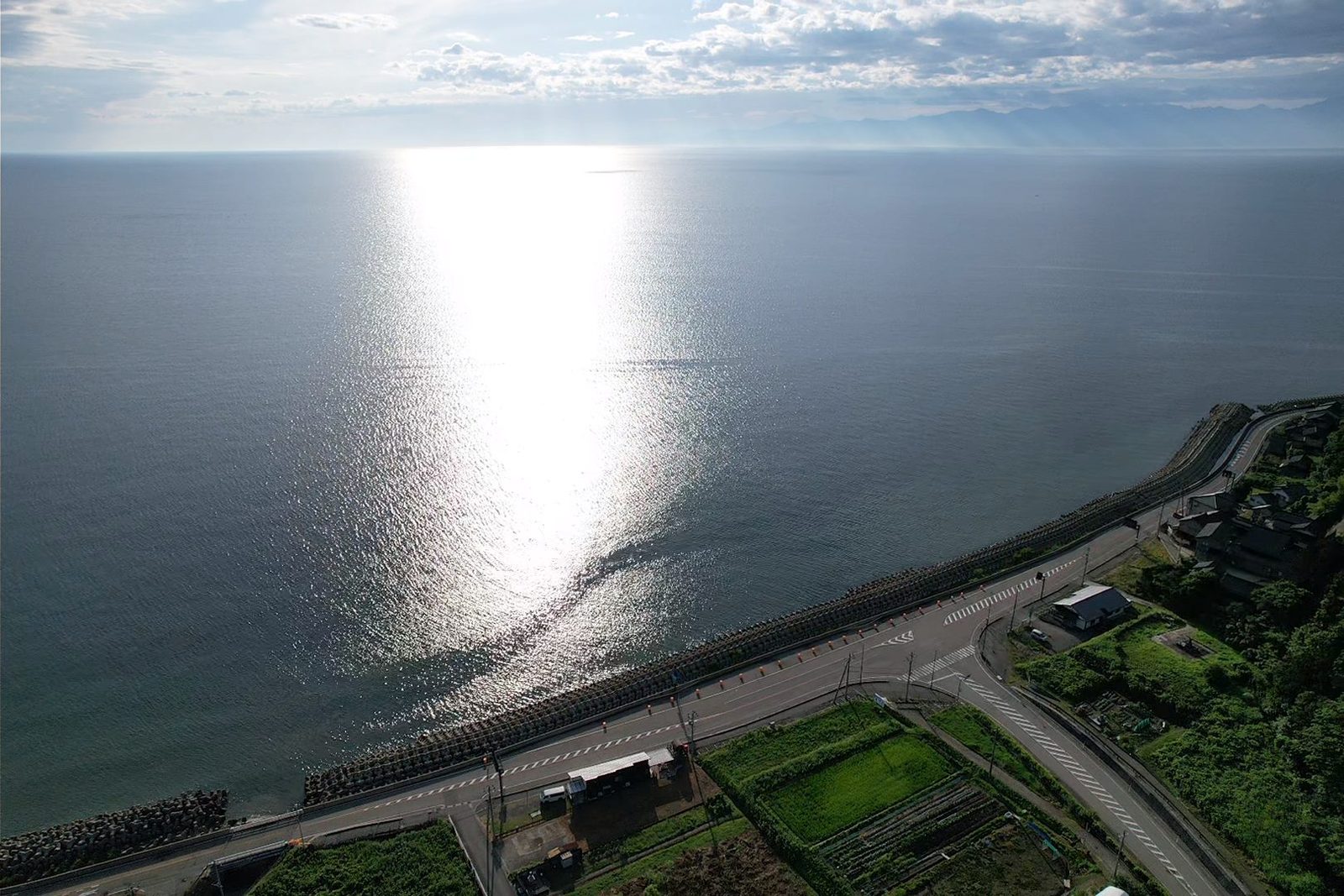 海の水平線から昇る朝日