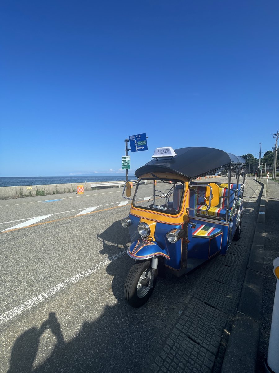 海沿いの道路脇に停めたトゥクトゥク
